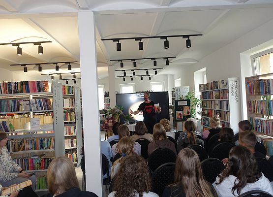 Grafika 2: Nasi siódmoklasiści uczestniczyli w spotkaniu w Bibliotece Publicznej Gminy Wicko