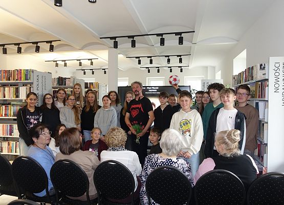 Grafika 1: Nasi siódmoklasiści uczestniczyli w spotkaniu w Bibliotece Publicznej Gminy Wicko