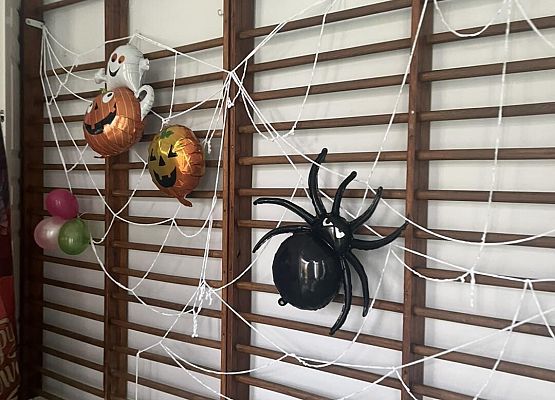 Grafika 3: Samorząd Uczniowski w akcji dekorowania sali na jutrzejszą dyskotekę