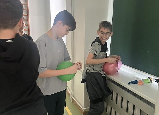 Grafika 2: Samorząd Uczniowski w akcji dekorowania sali na jutrzejszą dyskotekę