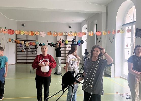 Grafika 4: Samorząd Uczniowski w akcji dekorowania sali na jutrzejszą dyskotekę