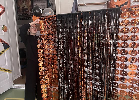 Grafika 1: Samorząd Uczniowski w akcji dekorowania sali na jutrzejszą dyskotekę