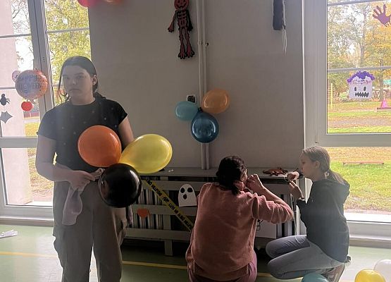 Grafika 7: Samorząd Uczniowski w akcji dekorowania sali na jutrzejszą dyskotekę