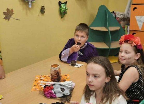 Grafika 2: Kawiarenka Samorządu Uczniowskiego podczas szkolnych dyskotek