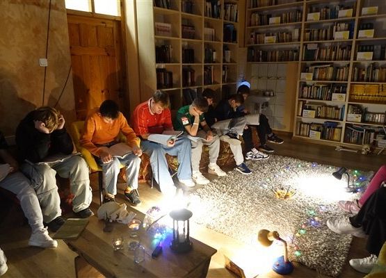 Grafika 1: Czytamy wspólnie "Dziady" w szkolnej bibliotece