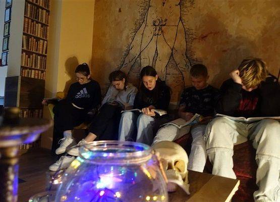 Grafika 2: Czytamy wspólnie "Dziady" w szkolnej bibliotece