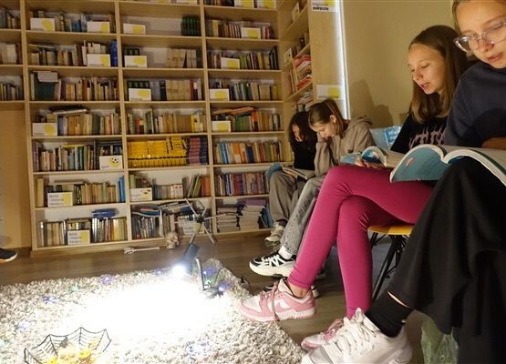 Grafika 3: Czytamy wspólnie "Dziady" w szkolnej bibliotece