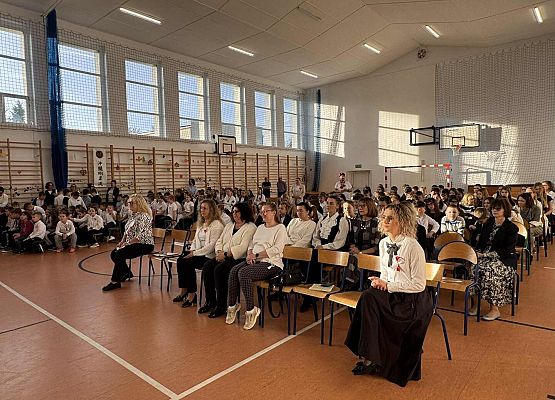 Grafika 11: Uroczysty apel z okazji 107. rocznicy odzyskania przez Polskę niepodległości 