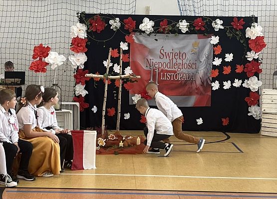 Grafika 18: Uroczysty apel z okazji 107. rocznicy odzyskania przez Polskę niepodległości 