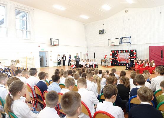 Grafika 26: Uroczysty apel z okazji 107. rocznicy odzyskania przez Polskę niepodległości 