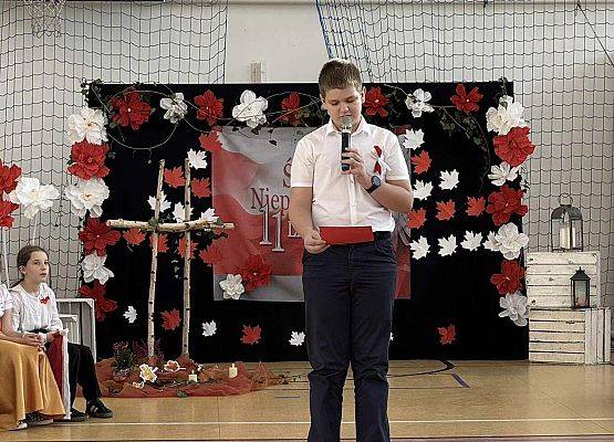 Grafika 2: Fotorelacja z apelu poświęconego 107. rocznicy odzyskania przez Polskę niepodległości