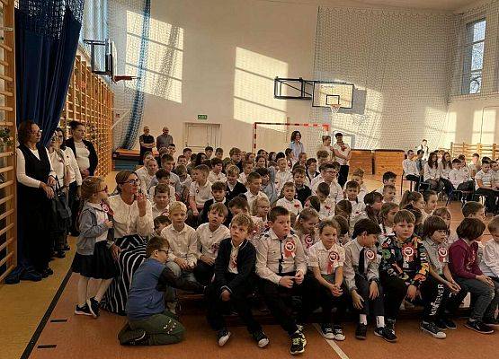 Grafika 1: Fotorelacja z apelu poświęconego 107. rocznicy odzyskania przez Polskę niepodległości