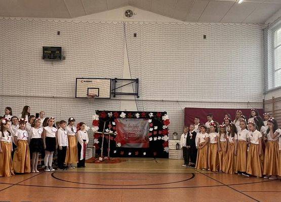 Grafika 3: Fotorelacja z apelu poświęconego 107. rocznicy odzyskania przez Polskę niepodległości