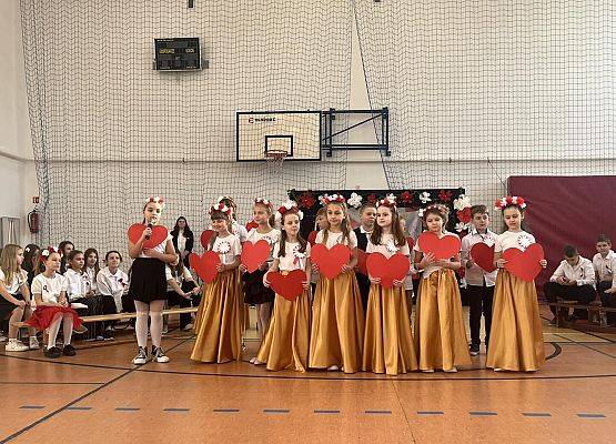 Grafika 6: Fotorelacja z apelu poświęconego 107. rocznicy odzyskania przez Polskę niepodległości