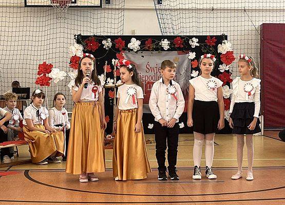 Grafika 7: Fotorelacja z apelu poświęconego 107. rocznicy odzyskania przez Polskę niepodległości