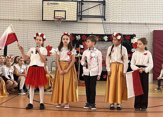 Grafika 9: Fotorelacja z apelu poświęconego 107. rocznicy odzyskania przez Polskę niepodległości