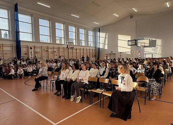 Grafika 11: Fotorelacja z apelu poświęconego 107. rocznicy odzyskania przez Polskę niepodległości