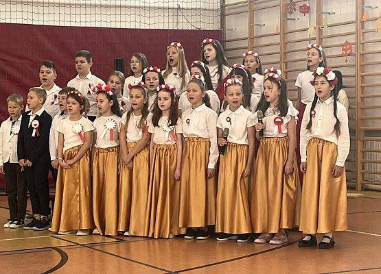 Grafika 19: Fotorelacja z apelu poświęconego 107. rocznicy odzyskania przez Polskę niepodległości