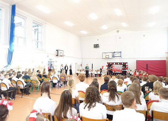 Grafika 25: Fotorelacja z apelu poświęconego 107. rocznicy odzyskania przez Polskę niepodległości