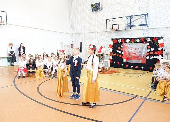 Grafika 33: Fotorelacja z apelu poświęconego 107. rocznicy odzyskania przez Polskę niepodległości