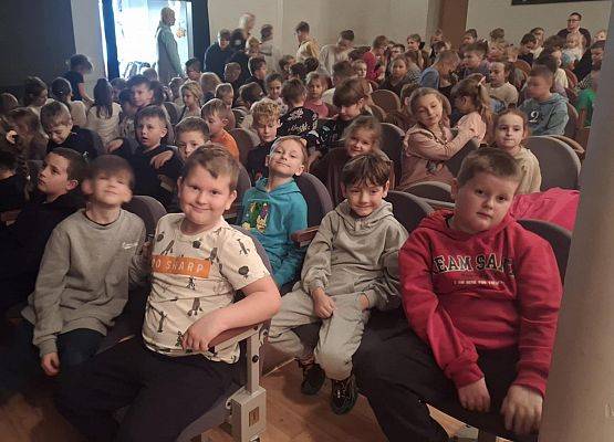 Grafika 3: Przygody skarpetek w Teatrze Tęcza w Słupsku - wyjazd uczniów klas I-III