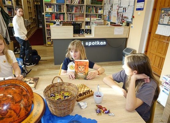 Grafika 7: Listopadowe spotkania szkolnego Dyskusyjnego Klubu Książki