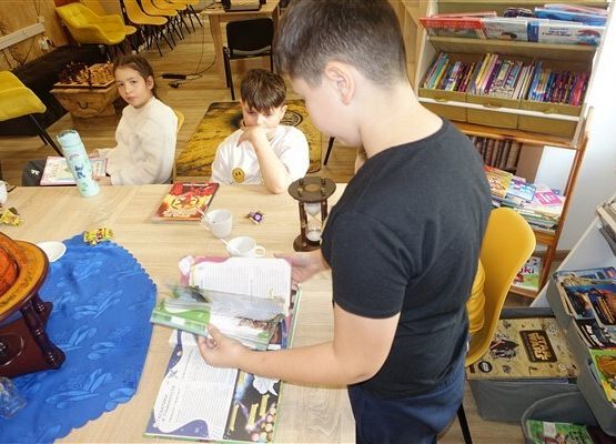 Grafika 10: Listopadowe spotkania szkolnego Dyskusyjnego Klubu Książki