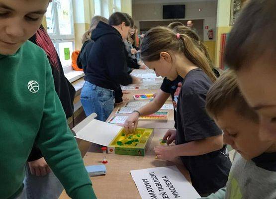 Grafika 4: Światowe Dni Tabliczki Mnożenia w Szkole Podstawowej im. Jana Brzechwy w Wicku