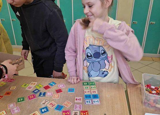 Grafika 16: Światowe Dni Tabliczki Mnożenia w Szkole Podstawowej im. Jana Brzechwy w Wicku