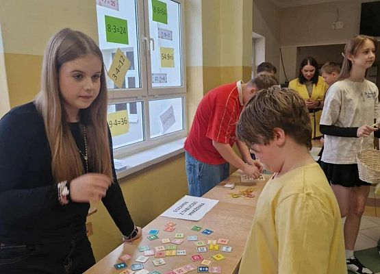 Grafika 22: Światowe Dni Tabliczki Mnożenia w Szkole Podstawowej im. Jana Brzechwy w Wicku