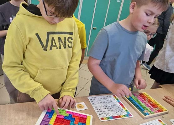 Grafika 23: Światowe Dni Tabliczki Mnożenia w Szkole Podstawowej im. Jana Brzechwy w Wicku