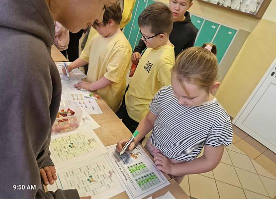 Grafika 38: Światowe Dni Tabliczki Mnożenia w Szkole Podstawowej im. Jana Brzechwy w Wicku