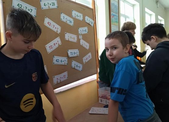 Grafika 55: Światowe Dni Tabliczki Mnożenia w Szkole Podstawowej im. Jana Brzechwy w Wicku