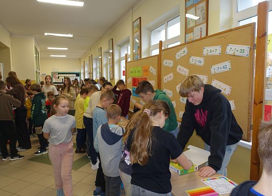 Grafika 63: Światowe Dni Tabliczki Mnożenia w Szkole Podstawowej im. Jana Brzechwy w Wicku