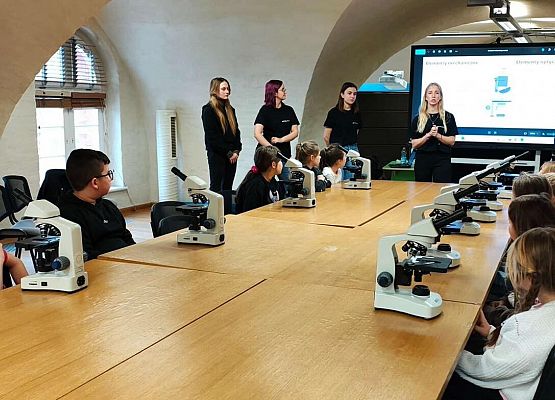 Grafika 4: Edukacyjna wyprawa do Hewelianum! 