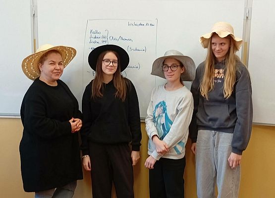 Grafika 9: Obchody Dnia Kapelusza w SP Wicko