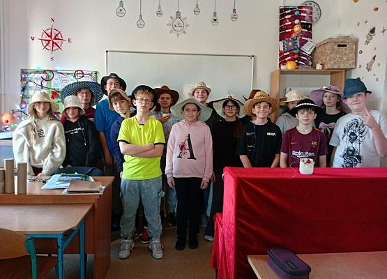 Grafika 22: Obchody Dnia Kapelusza w SP Wicko