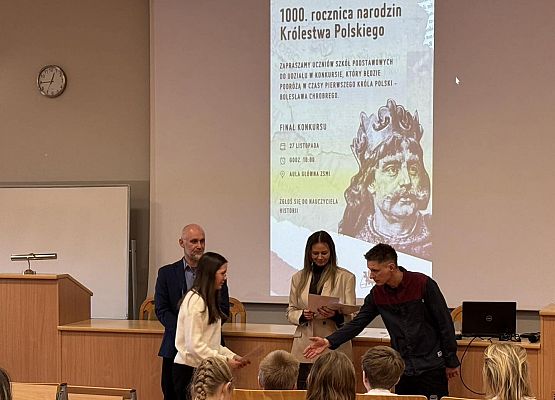 Grafika 4: Anna Wrońska i Antoni Szyca z kl. VIIA wyróżnieni w Wojewódzkim Konkursie Historycznym