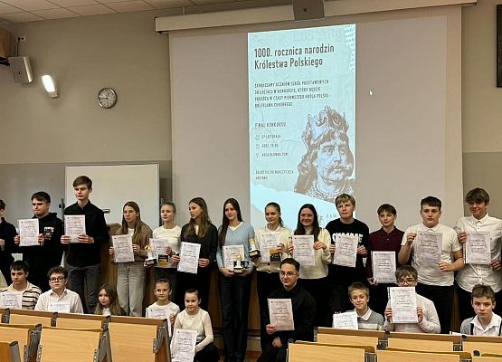 Grafika 1: Anna Wrońska i Antoni Szyca z kl. VIIA wyróżnieni w Wojewódzkim Konkursie Historycznym