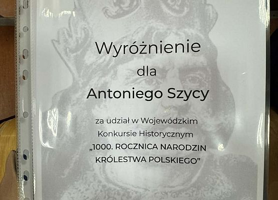 Grafika 8: Anna Wrońska i Antoni Szyca z kl. VIIA wyróżnieni w Wojewódzkim Konkursie Historycznym