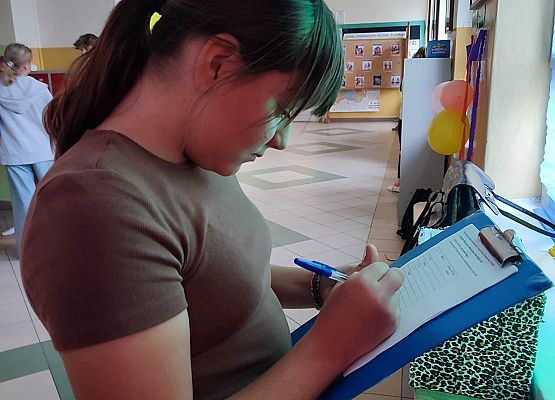 Grafika 21: Szkolny Plebiscyt na Młodzieżowe Słowo Roku 2025 rozstrzygnięty!