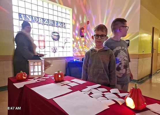 Grafika 10: Andrzejki klas I–III w Szkole Podstawowej w Wicku