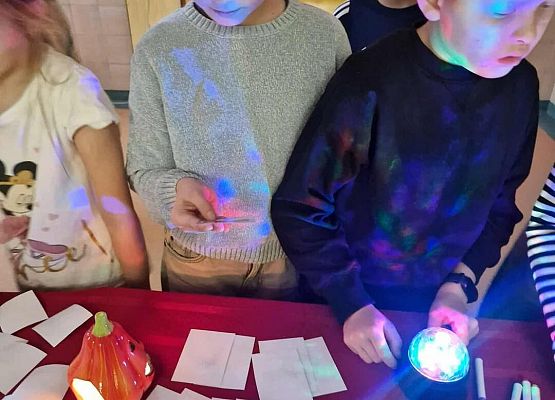 Grafika 32: Andrzejki klas I–III w Szkole Podstawowej w Wicku