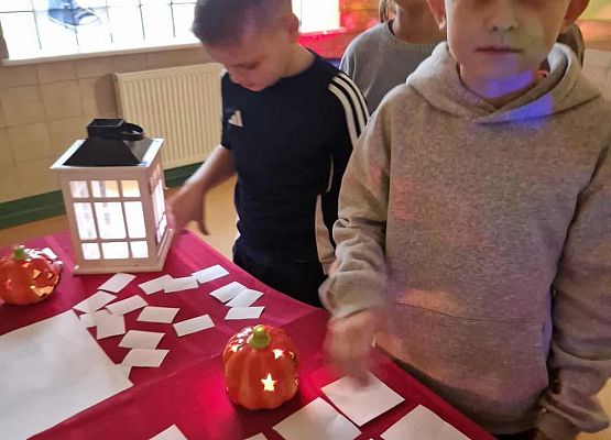 Grafika 42: Andrzejki klas I–III w Szkole Podstawowej w Wicku