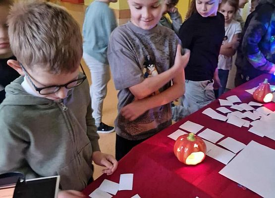 Grafika 43: Andrzejki klas I–III w Szkole Podstawowej w Wicku