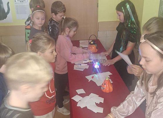 Grafika 48: Andrzejki klas I–III w Szkole Podstawowej w Wicku