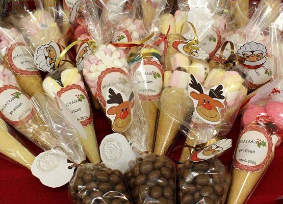 Grafika 4: 1. Fotorelacja z Rodzinnego Kiermaszu Świątecznego, 6 grudnia 2025, cz. I