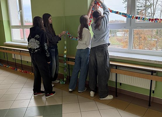 Grafika 13: Świąteczna atmosfera opanowała nasze szkolne korytarze!