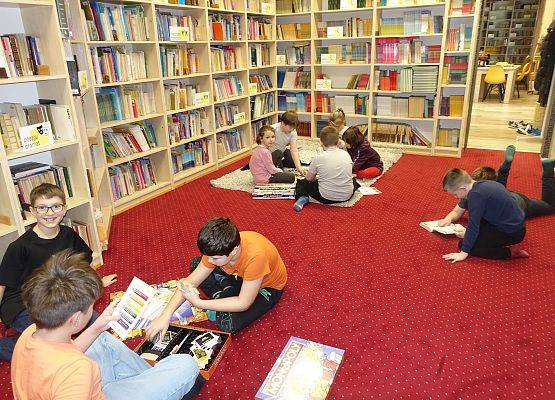 Grafika 2: Planszówki w szkolnej bibliotece - zajęcia z uczniami klas młodszych