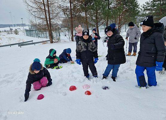 Grafika 11: Zimowe eksperymenty i śniegowe zabawy z klasą IIIB